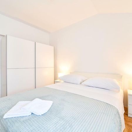 Отель Apartman Novokmet-Crno Задар Экстерьер фото