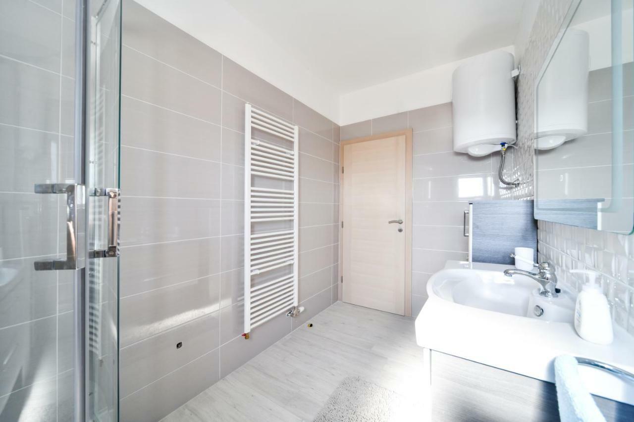 Отель Apartman Novokmet-Crno Задар Экстерьер фото